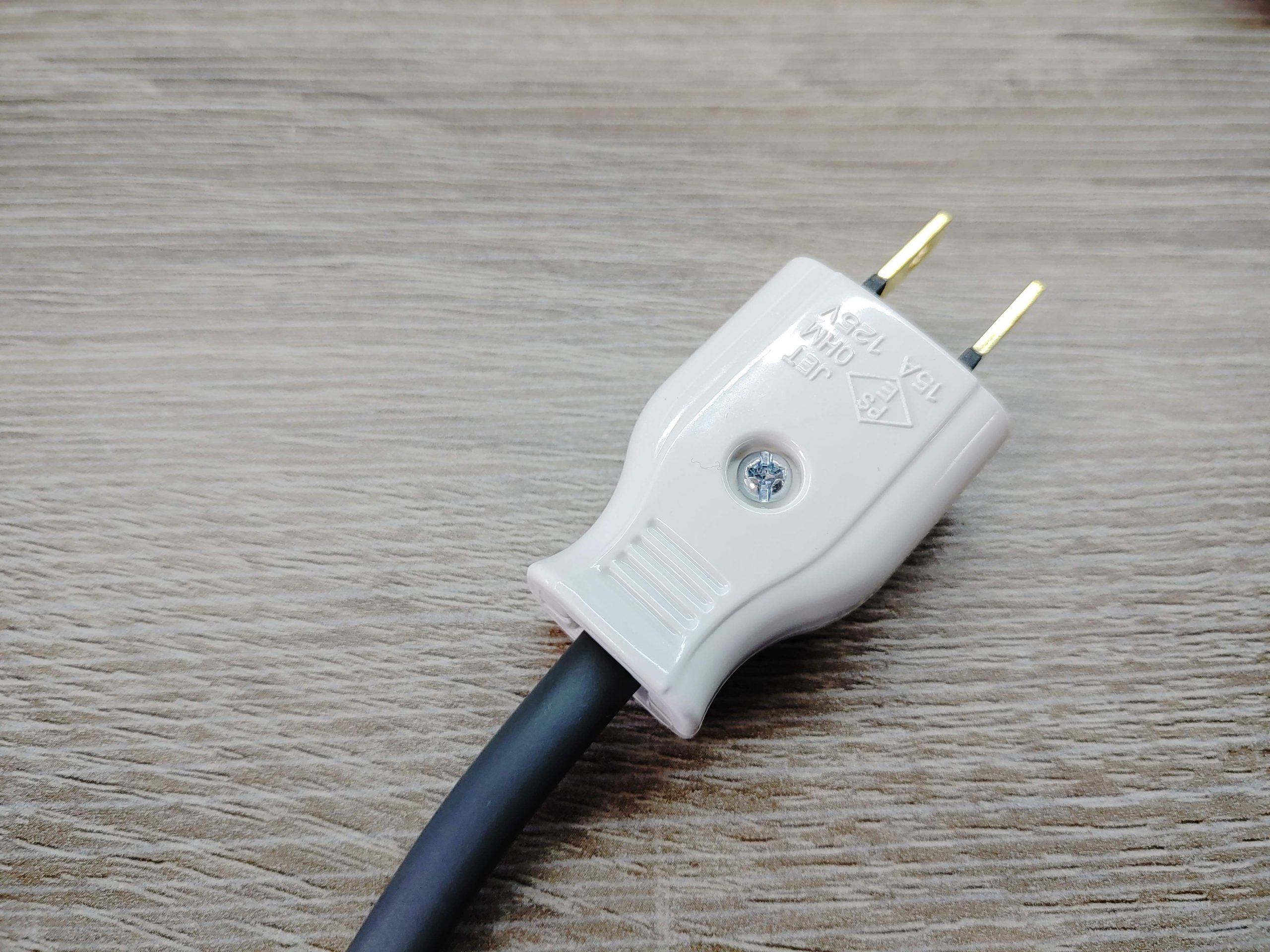 掃除機コードの断線修理：プラグ交換で簡単に復活させる方法