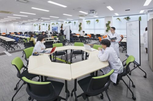 ニュースリリース】近畿大学と内田洋行が最先端のハイフレックス型学修