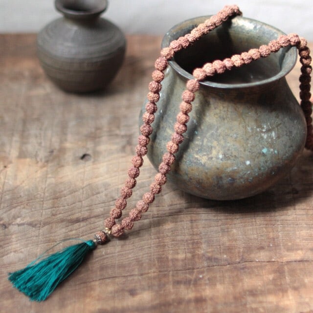 ヨガに、瞑想に。シルクのタッセルがついた、菩提樹の実を使用した