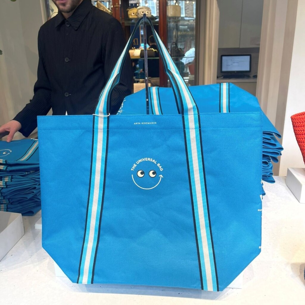 100%リサイクル！アニヤ・ハインドマーチの『ユニバーサルバッグ』が