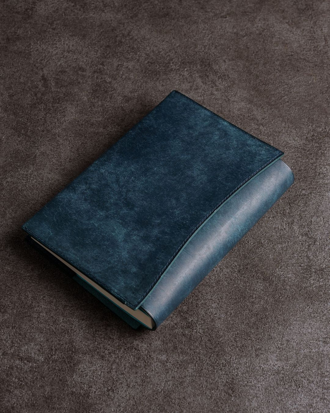あらゆる本の厚みに対応できる」本革ブックカバー／Pueblo