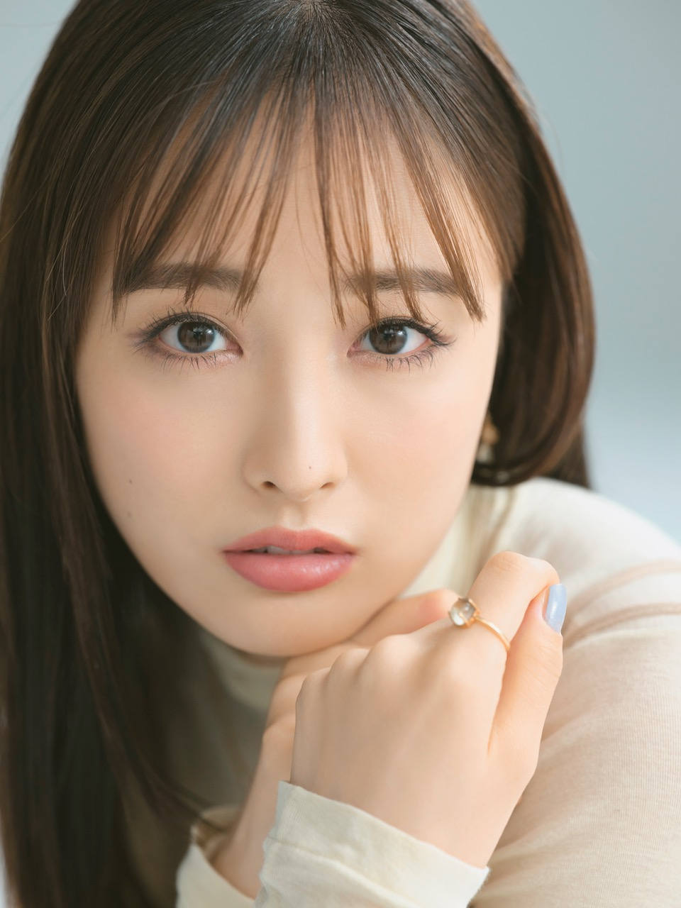 大友花恋が『MORE』専属モデルに就任！「再び雑誌の世界でファッション