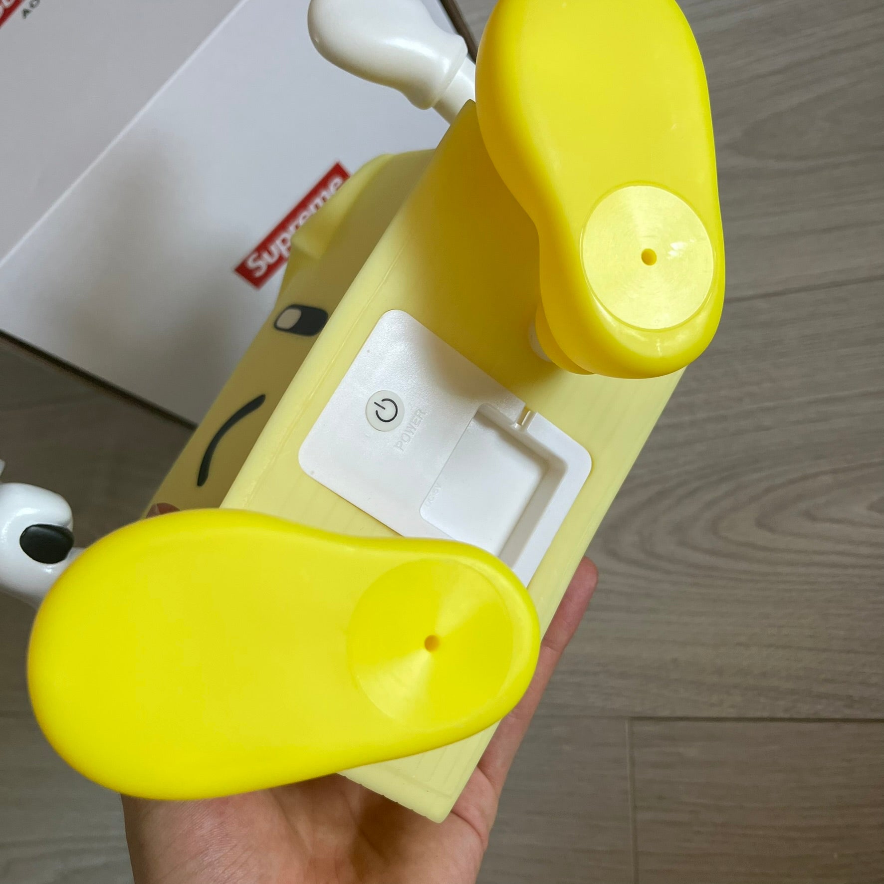 supreme sticky note molded lamp – único13