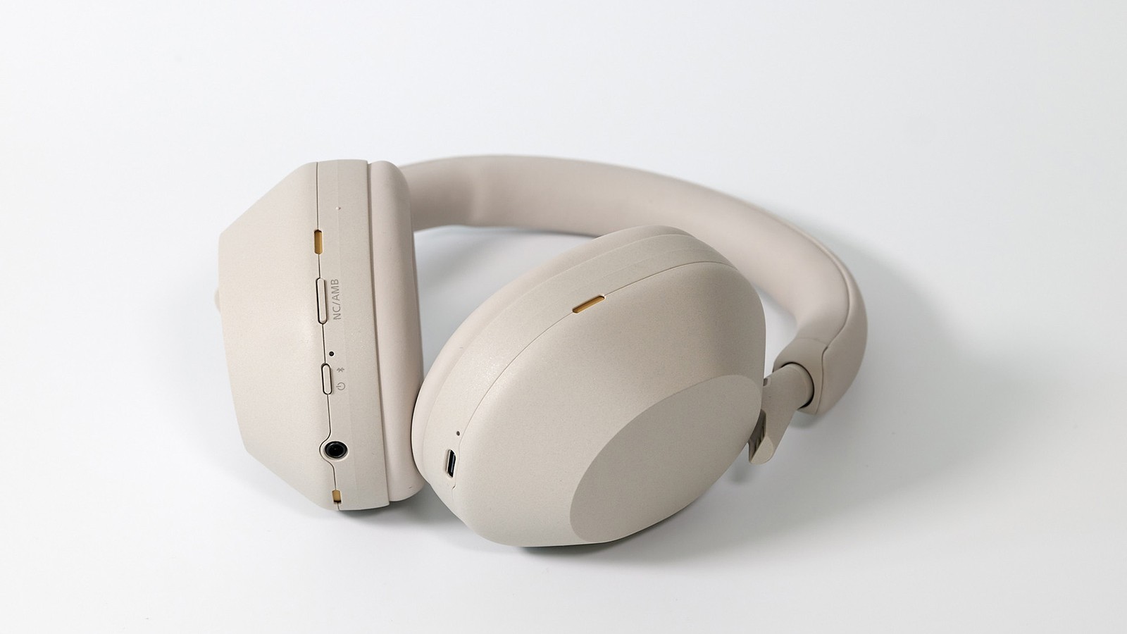 ソニー「WH-1000XM5」を実機レビュー！ コレ、オーバーヘッドイヤホン