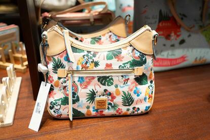 ディズニー×Dooney & Bourke】「激かわコラボバッグ」がハワイで手に