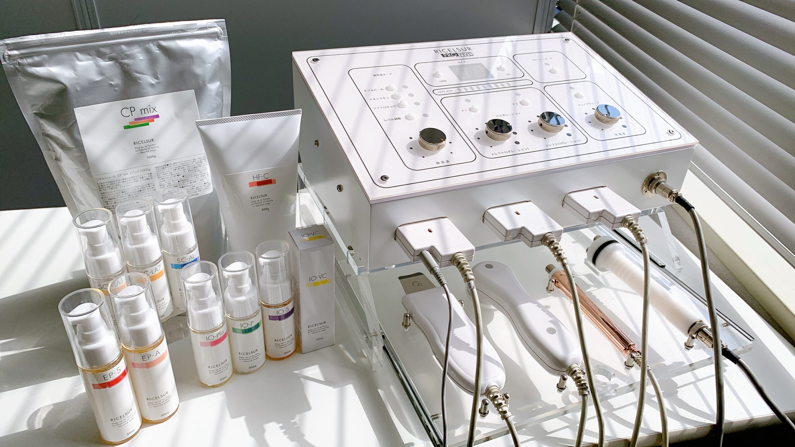 浸透型プラセンタ美容液「プラデュー アクロス（5mL×6本）」のボトル