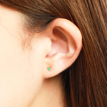 GJVA0355H_EM ねこ エメラルド ピアス(片耳用)｜ピアス｜ヴイエー