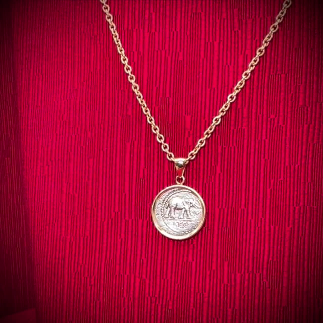 18カラットの金のペンダントと、ユリウス・カエサル（紀元前49年）が