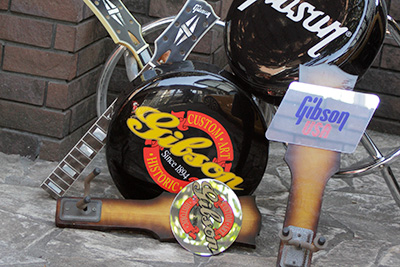 Gibsonロゴ入りギターハンガーと切断されたネック | Vintage Maniacs