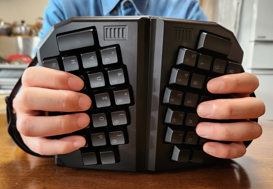 巷で噂の変形キーボード『GrabShell』レビュー！寝転がってPC作業