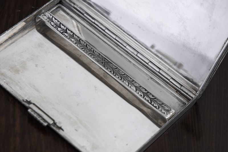 純銀製(800) ドイツ製 手彫りスクロール装飾 シガレットケース