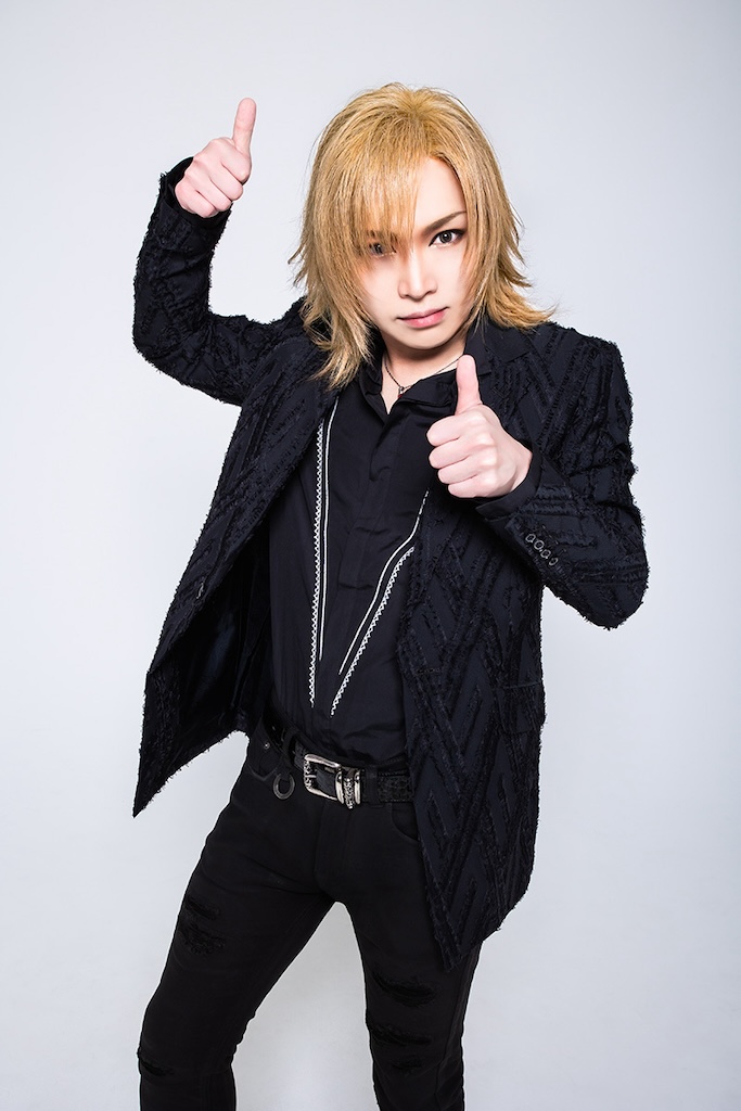 ゴールデンボンバー『たぶん最初で最後の写真集』12月15日発売