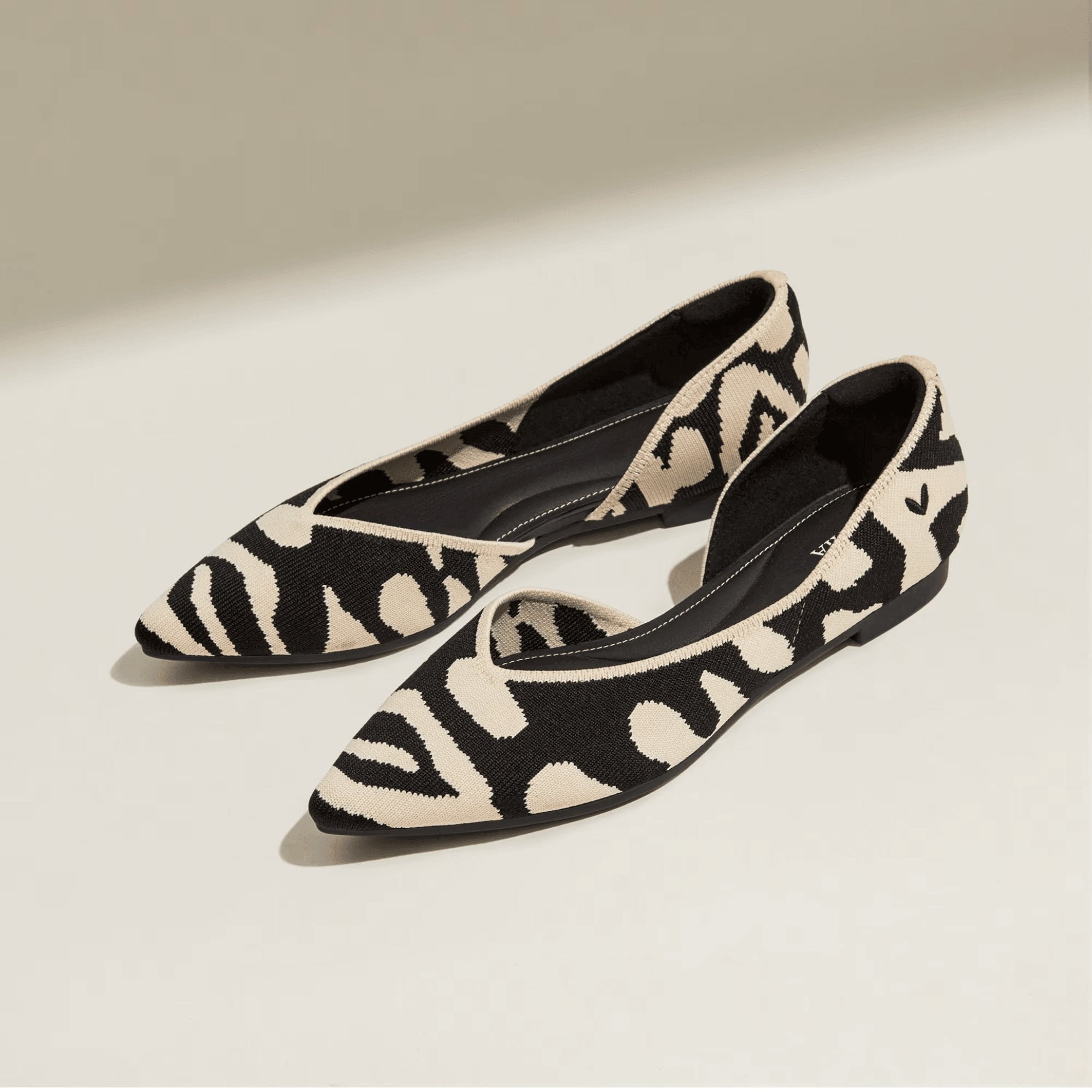 Melia 2.0] ポインテッドトゥ Vカット フラットシューズ – VIVAIA JAPAN