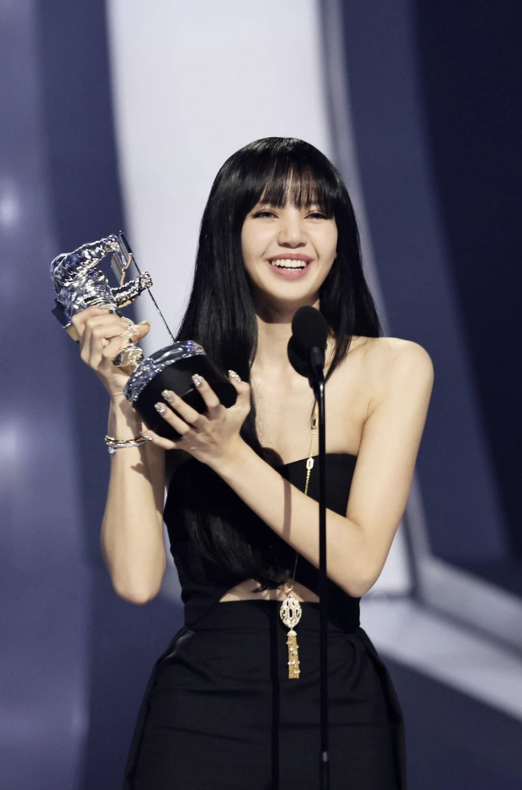 中国で「ブラックリスト」に載せられているにもかかわらず、リサは今