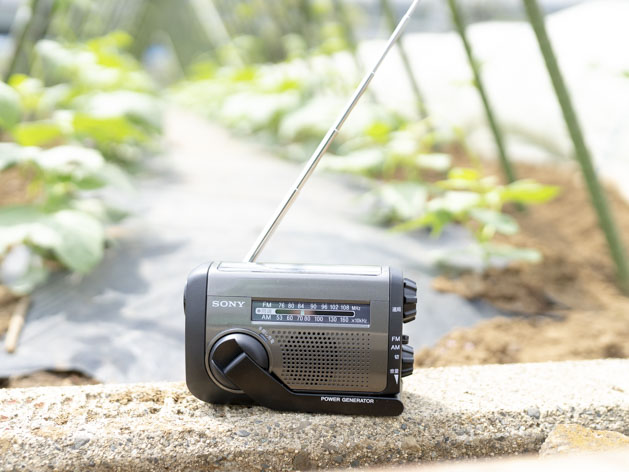 手のひらサイズの防災ラジオ、ソニーICF-B99で久しぶりにラジオを