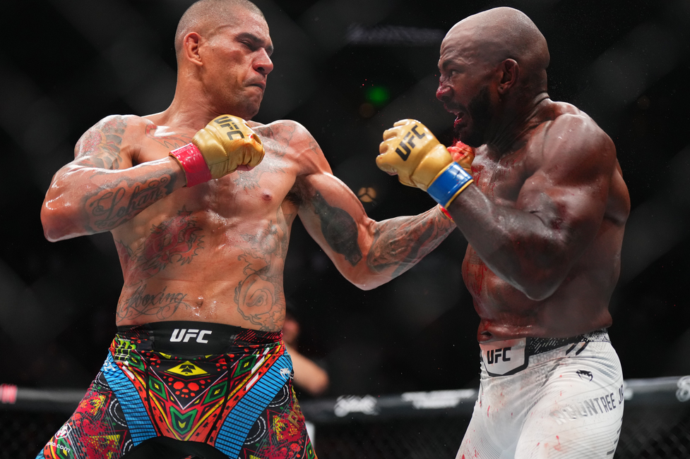 アレックス・ペレイラ、UFCライトヘビー級世界王座を防衛