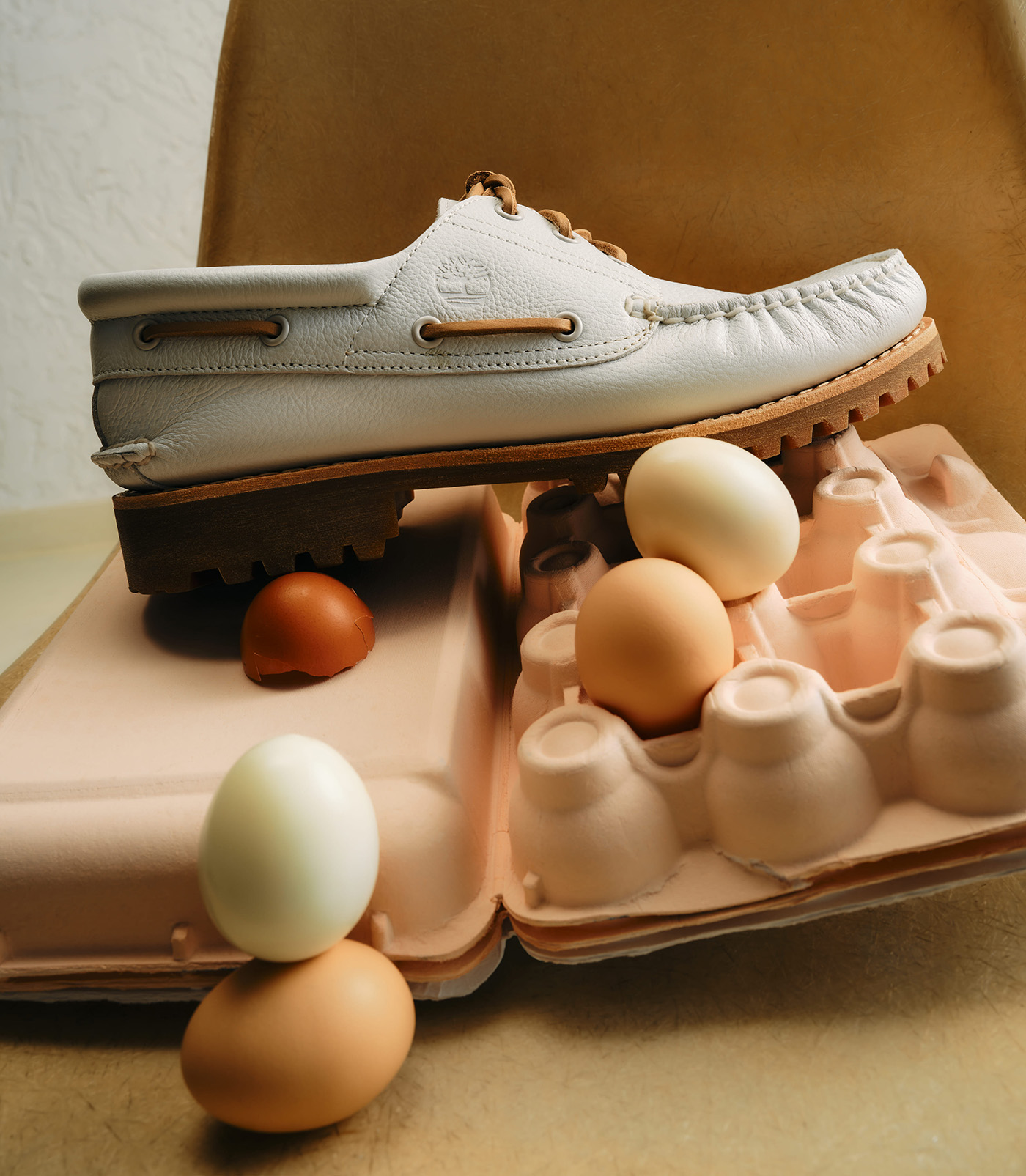 ティンバーランドの象徴的モカシンシューズ。ホワイトレザーを纏った