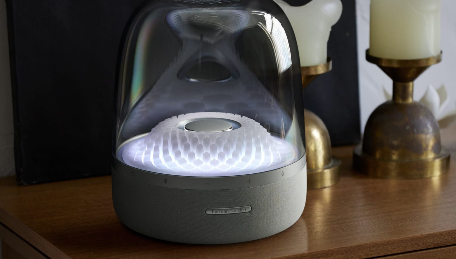 ハーマンカードンのアイコニックなワイヤレススピーカー“AURA STUDIO 4