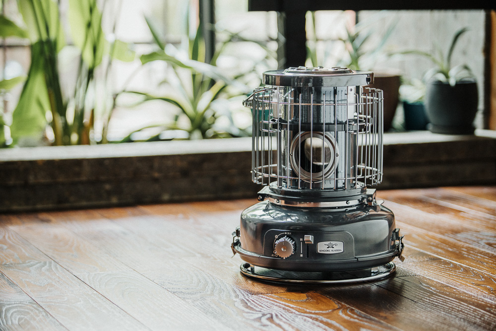 オレンジ別注アラジンの最新作は、ツヤ感がソソるホーロー加工の限定