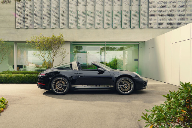 ポルシェデザイン設立50周年を記念した限定車「911エディション50Y