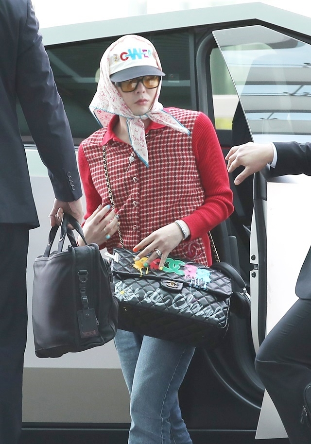 歌手G-DRAGON(GD、本名クォン·ジヨン)が空港を騒然とさせた。 帰ってき