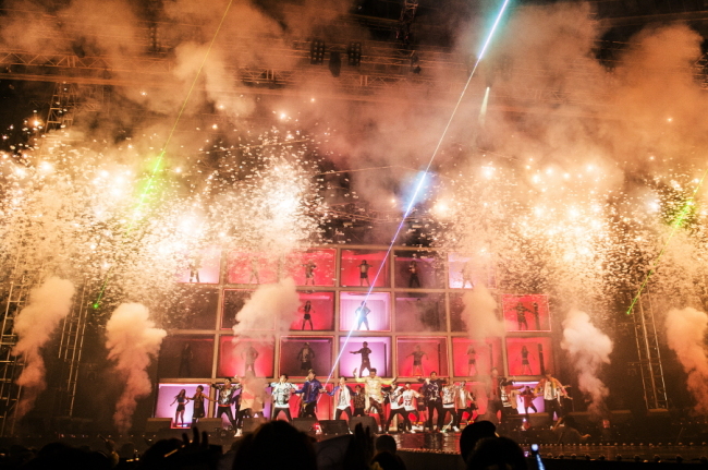 2PM's strength in unity shines at 'House Party' concert - The