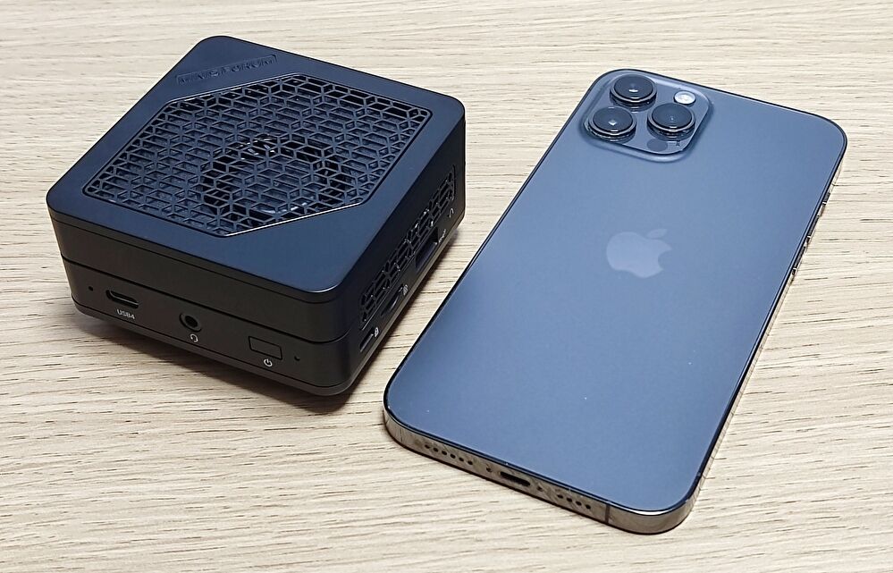 MINISFORUM EM780、Ryzen 7 7840U搭載 超小型ミニPCのスペックと特徴