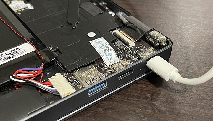 充電・起動しない CHUWI MiniBook、バッテリーを交換するも状況は