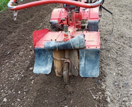 私が使っているクボタの耕運機（管理機）には専用の培土機・畝立機が