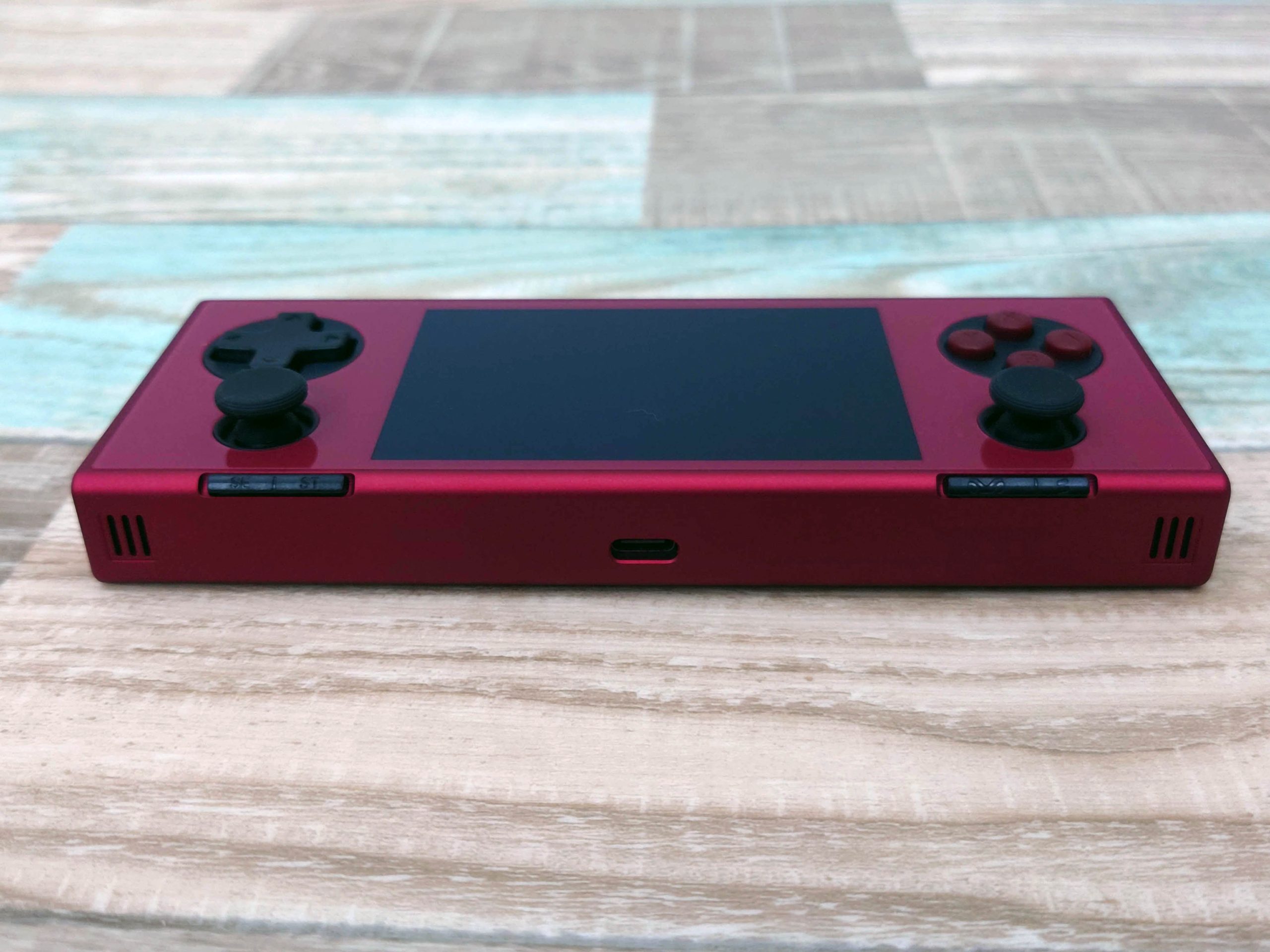 手軽に持ち出してレトロゲームを楽しむ【AYANEO POCKET MICRO