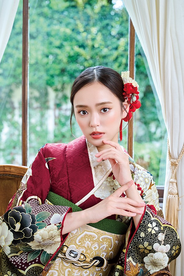 ワインレッド地にシックな正統派古典柄で、気品を纏うお振袖 H-804