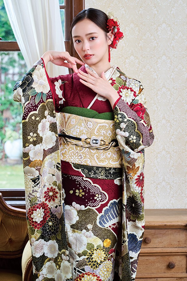 ワインレッド地にシックな正統派古典柄で、気品を纏うお振袖 H-804