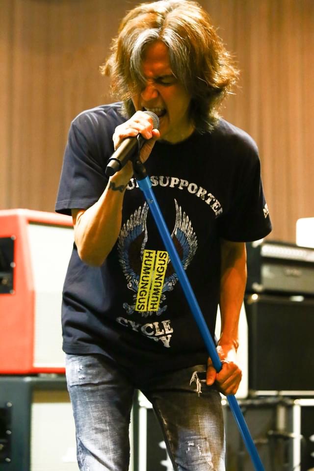 稲葉浩志×NEIGHBORHOODコラボTシャツを稲葉さんはMとLの2サイズを