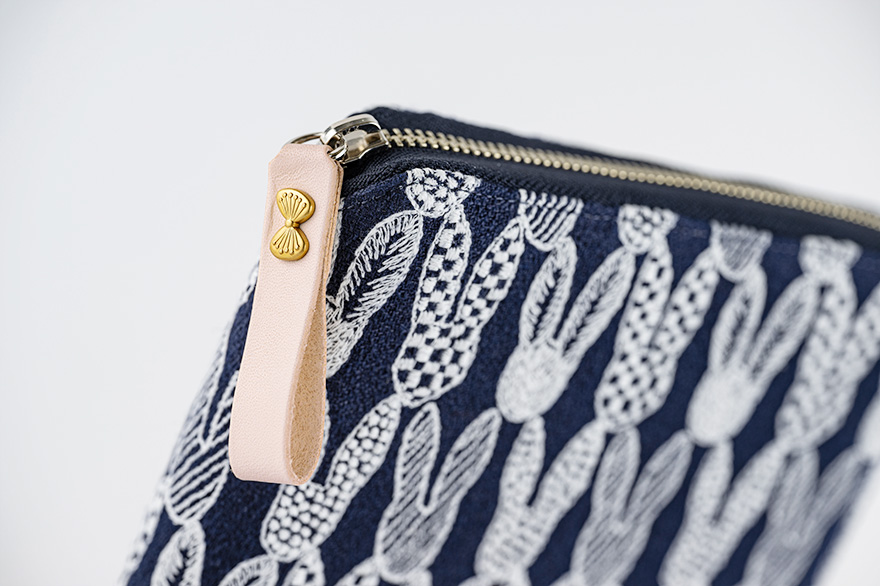 ミナ ペルホネン / pomppia（navy） ［カズンサイズ（A5）］ - 手帳