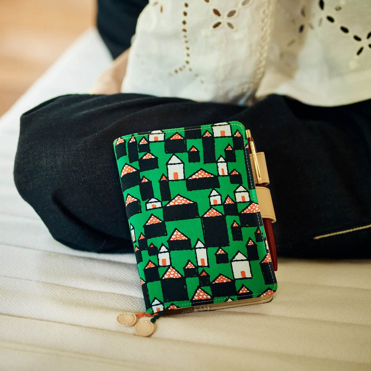 ミナ ペルホネン / hütte ［オリジナルサイズ（A6）］ - 手帳