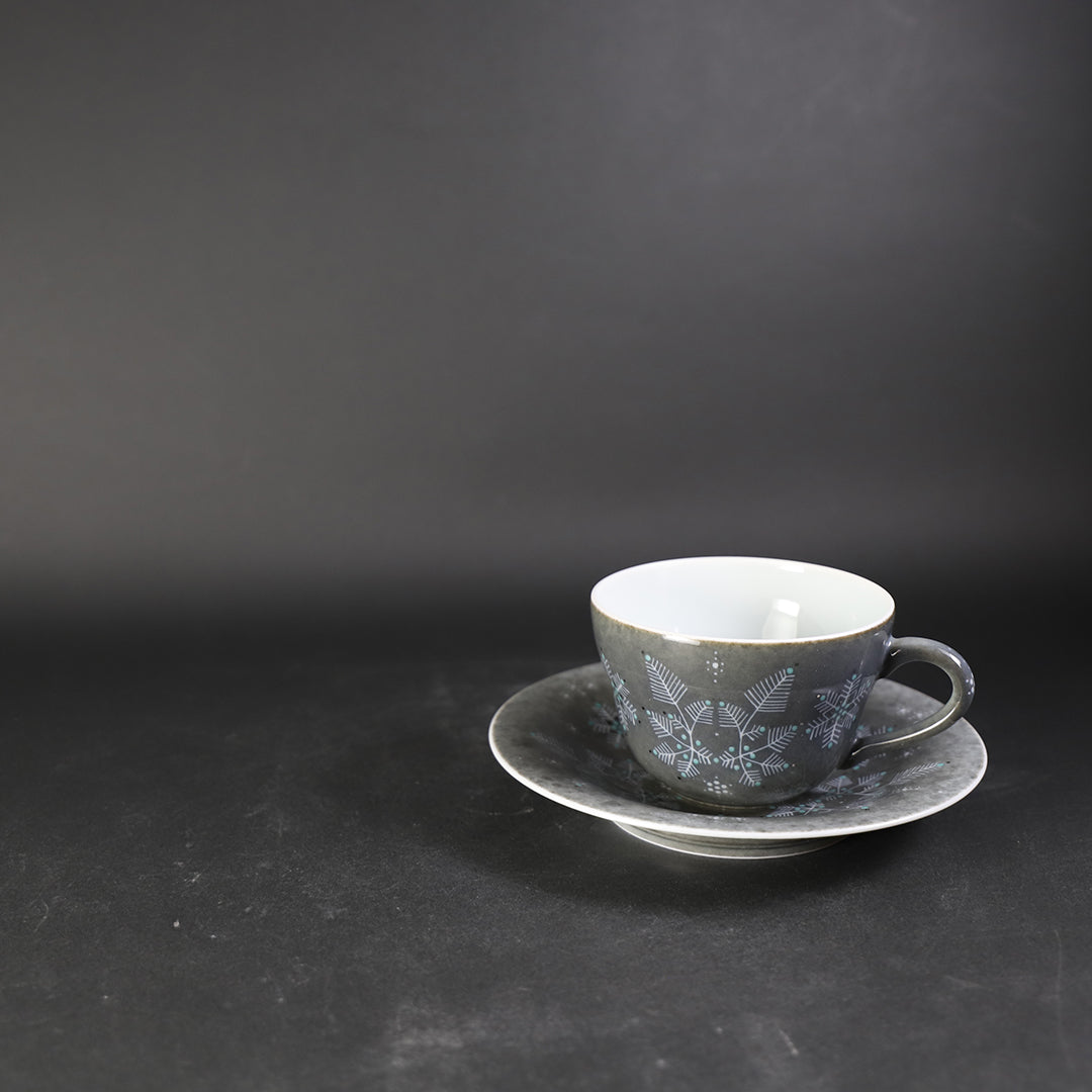 十四代今泉今右衛門 作 色絵薄墨墨はじき雪文碗皿 – ギャラリー一番館