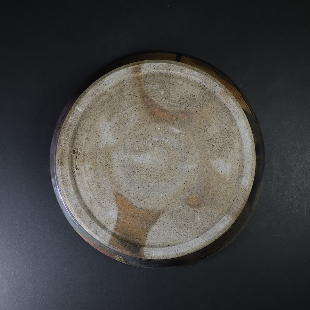 土屋由起子 作 窯変黒唐津平皿2 – ギャラリー一番館オンラインショップ