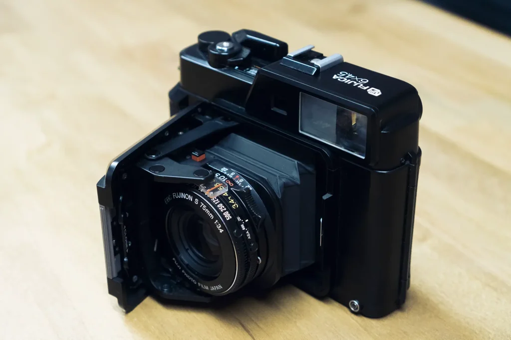 Fujica GS645 Professional - A 6x45 Rangefinder Review - By Rob
