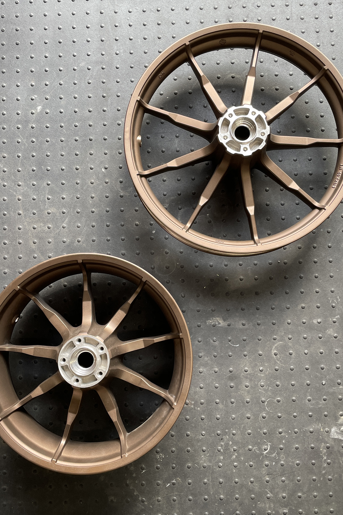 通販案件 / FXLRST純正ホイール ブロンズからツヤ黒へ装いを纏い直す