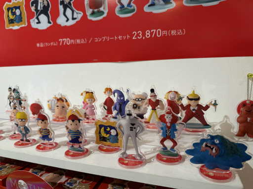 MOTHER」と「MOTHER2」の公式粘土フィギュア180体が，ずらっと集合