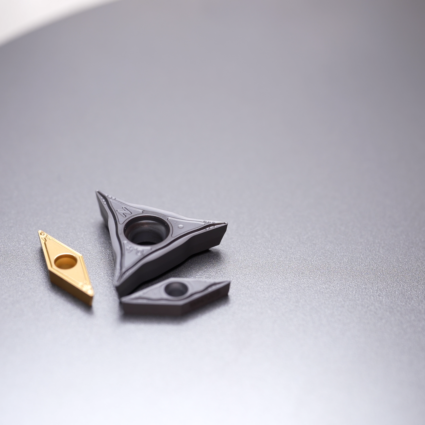 DC,VBに代わる新しい旋削チップのカタチ W1011-P / WL25-VC07｜株式