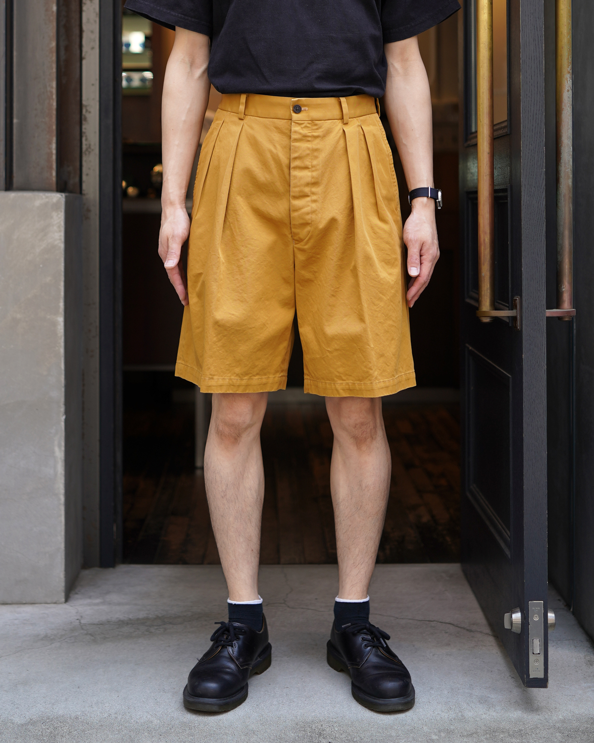 NEAT｜NEAT Chino Shorts - Mustard｜PRODUCT｜Continuer Inc.｜メガネ