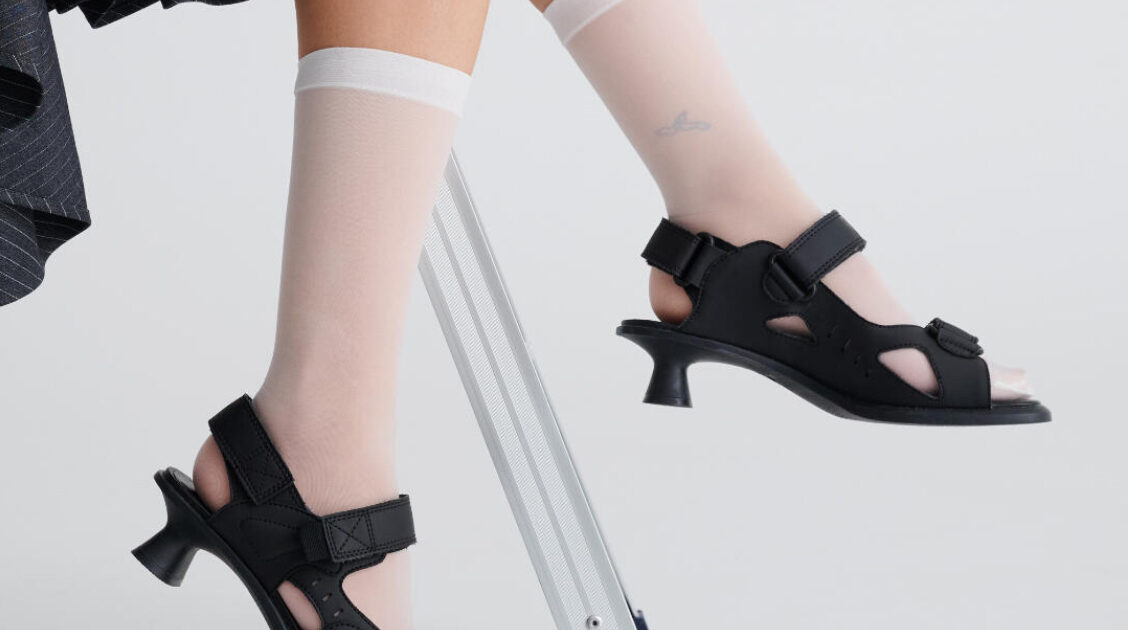 スポーティーなルックスのキトゥンヒールサンダル | News ニュース