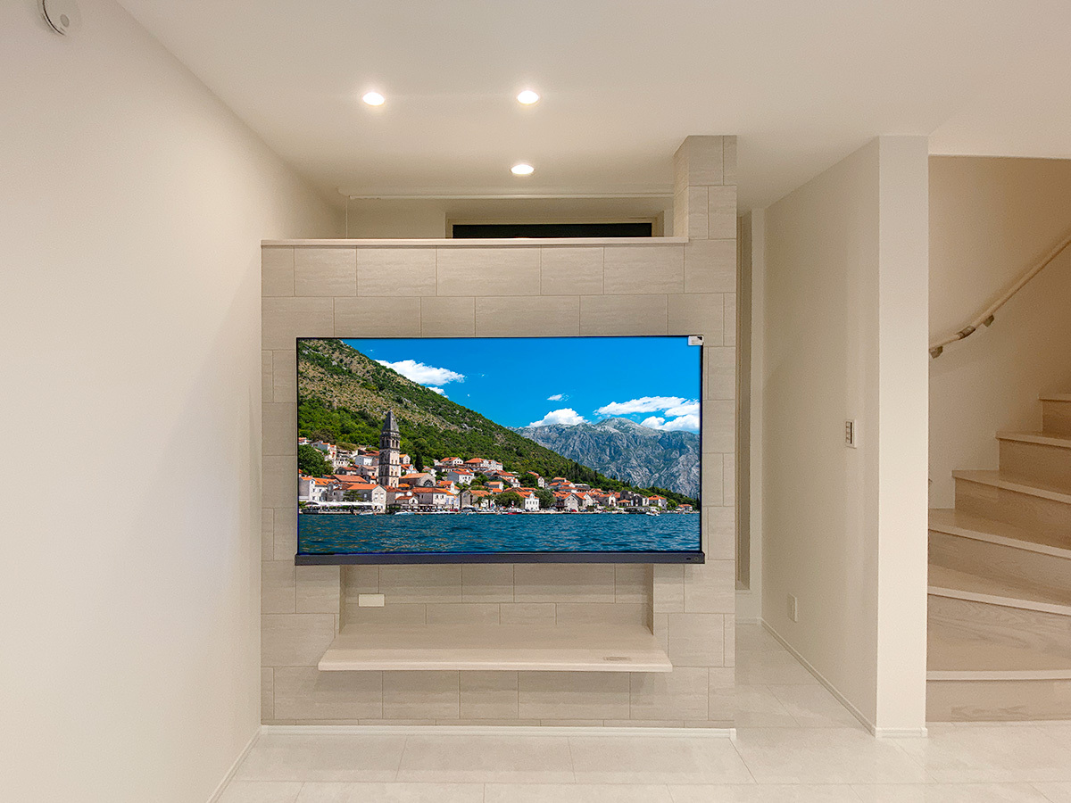 東京都杉並区の戸建て住宅で東芝レグザ65インチテレビ(65X9400S)を可動