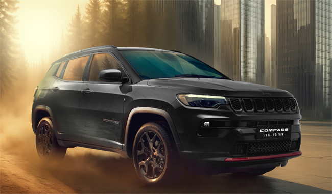 ブラック基調のボディカラーにシックなニュートラルグレーと鮮やかな