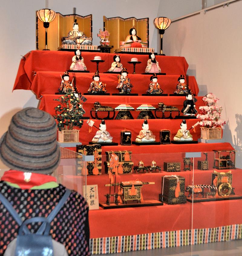 美しい“胡粉仕上げ” 人形師・原米洲の7段ひな人形初展示 船橋市郷土
