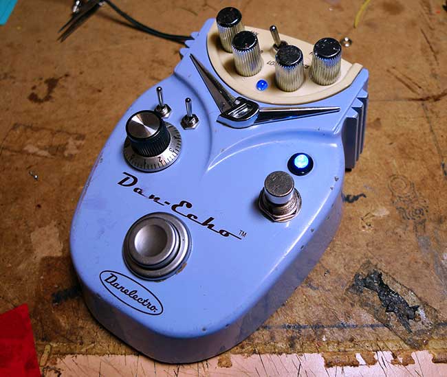 Circuitbenders - Modified Danelectro Dan-echo DE-1 delay pedal