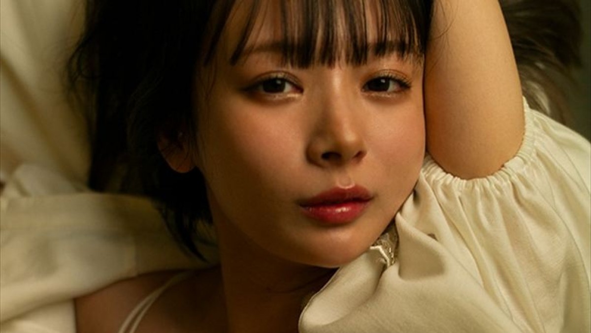 役満ボディ”岡田紗佳、写真集第4弾『嶺上開花』発売決定 恋人目線に