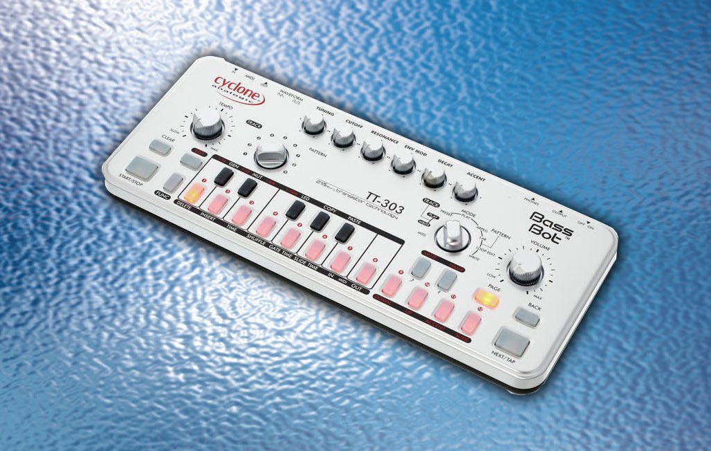 Test: Cyclone Analogic TT-303 Bass Bot V2 Synthesizer - AMAZONA.de