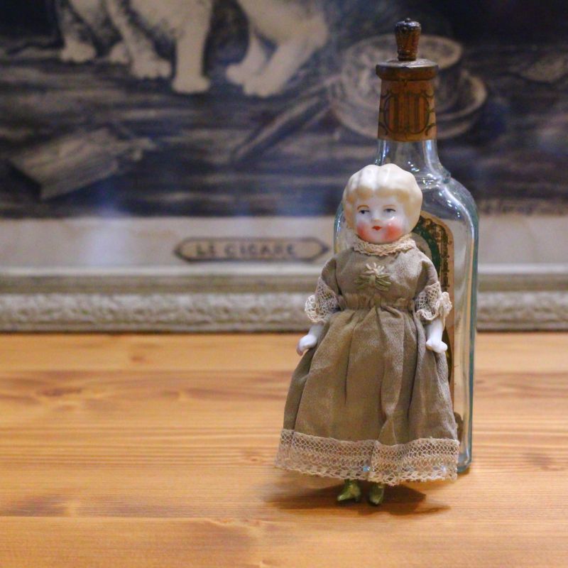 ロシア作家によるドレスを身につけたチャイナヘッドドール/Chinahead